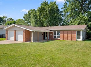 498 Coach Light Ln, Hazelwood, MO 63042