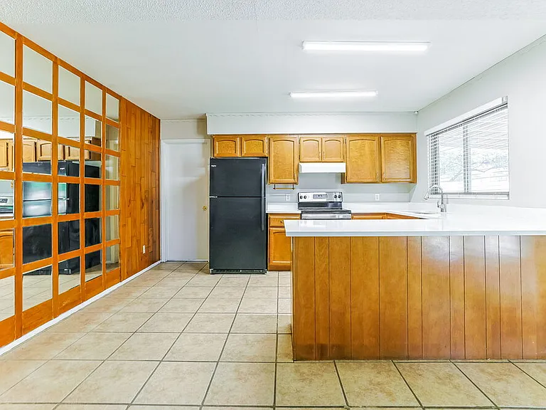 562 W Highland St — Photo 6