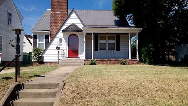 725 Avondale Rd — Photo 1