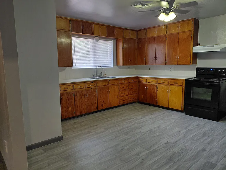 524 SW 47th St — Photo 5