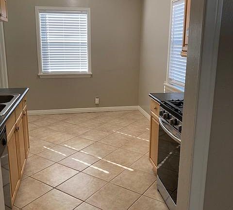 Kitchen and bath have easy cleaned
floor tile. Dining nook is spacious.