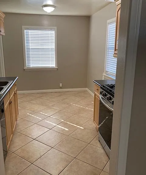 Kitchen and bath have easy cleaned
floor tile. Dining nook is spacious.