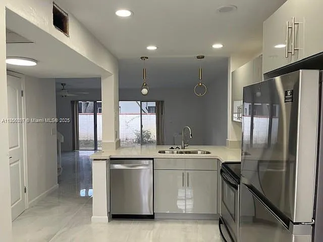 3 bed, 2.5 bath, 1409 sqft, $2,975 — Photo 2