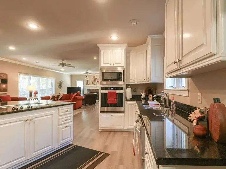 2100 Paula Dr — Photo 8