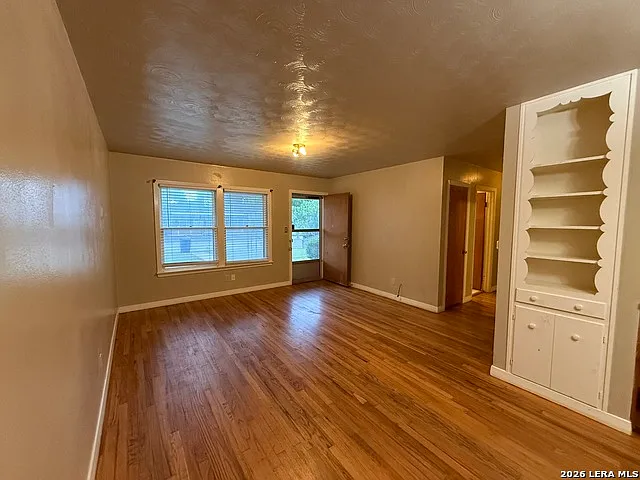 2 bed, 1.0 bath, 918 sqft, $1,595 — Photo 3