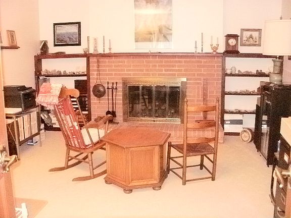 OFFICE/DEN W/DOUBLE DOORS