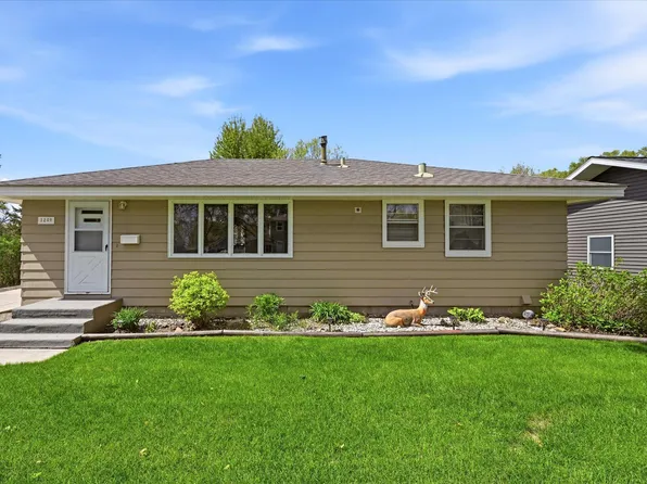 1209 Vincent Pl, Chaska, MN 55318