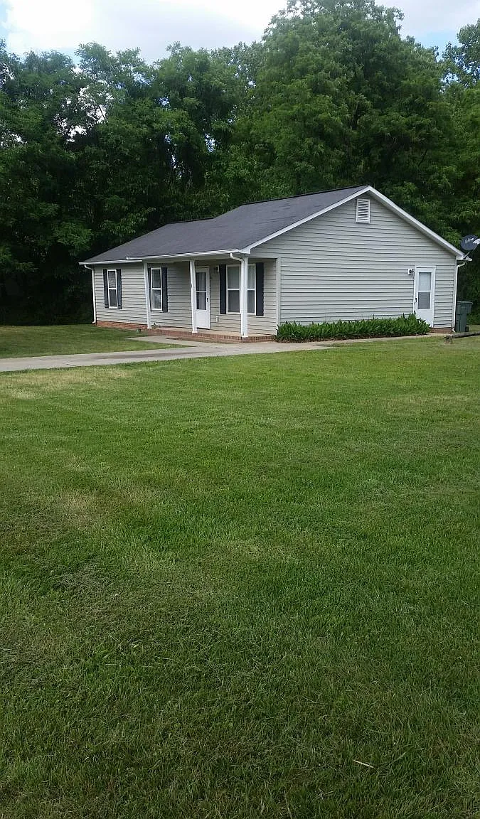 3 bed, 1.5 bath, 1092 sqft, $1,499 — Photo 4