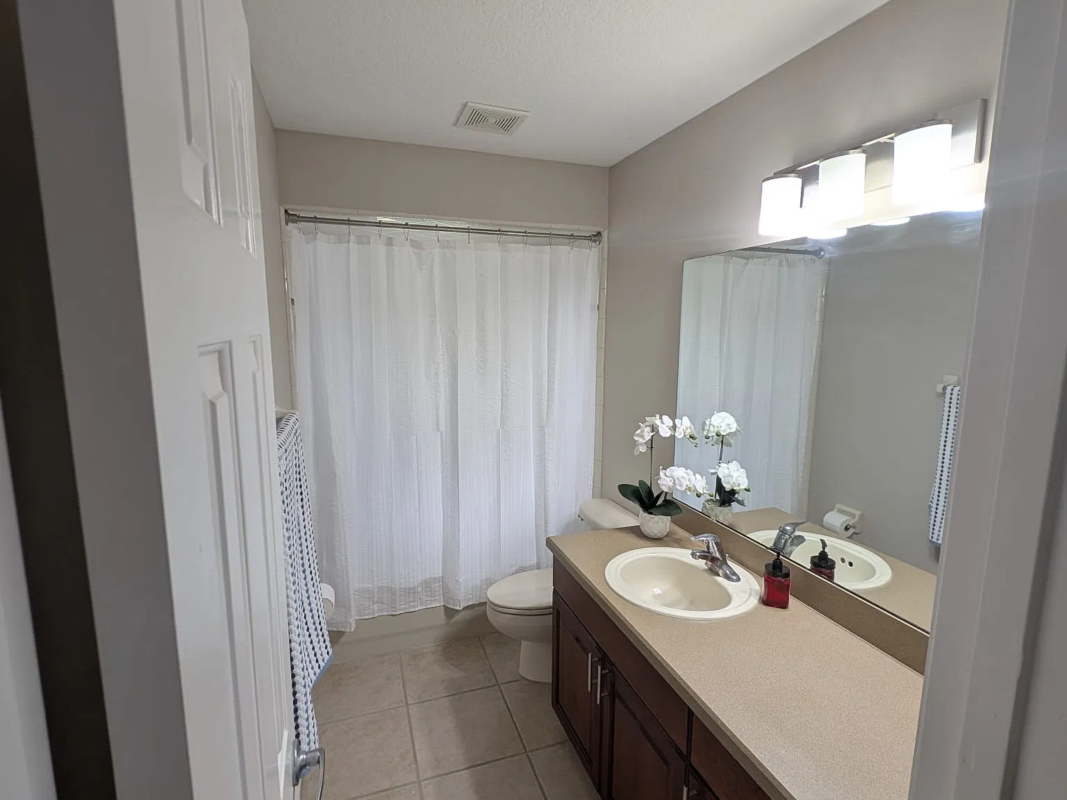 3 bed, 1400 sqft, $2,050 — Photo 4