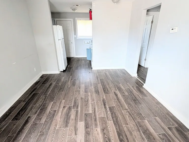 696 Hill St — Photo 4