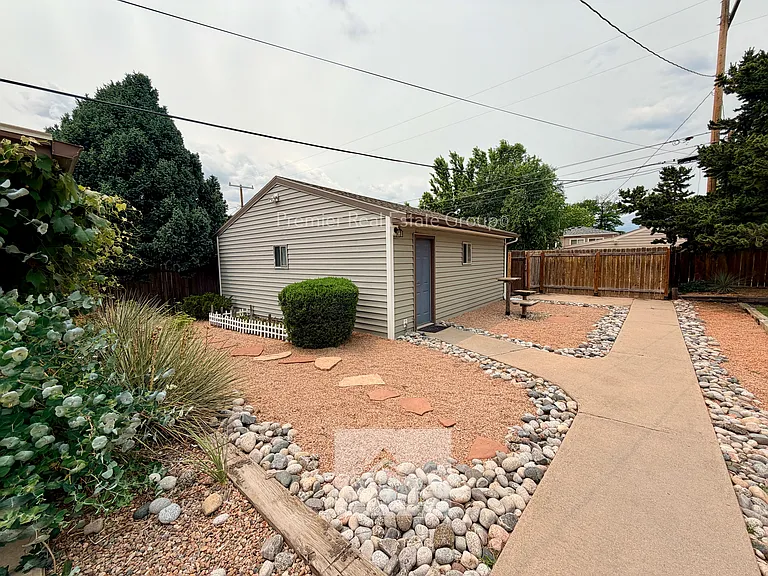 2140 Robin Dr — Photo 24