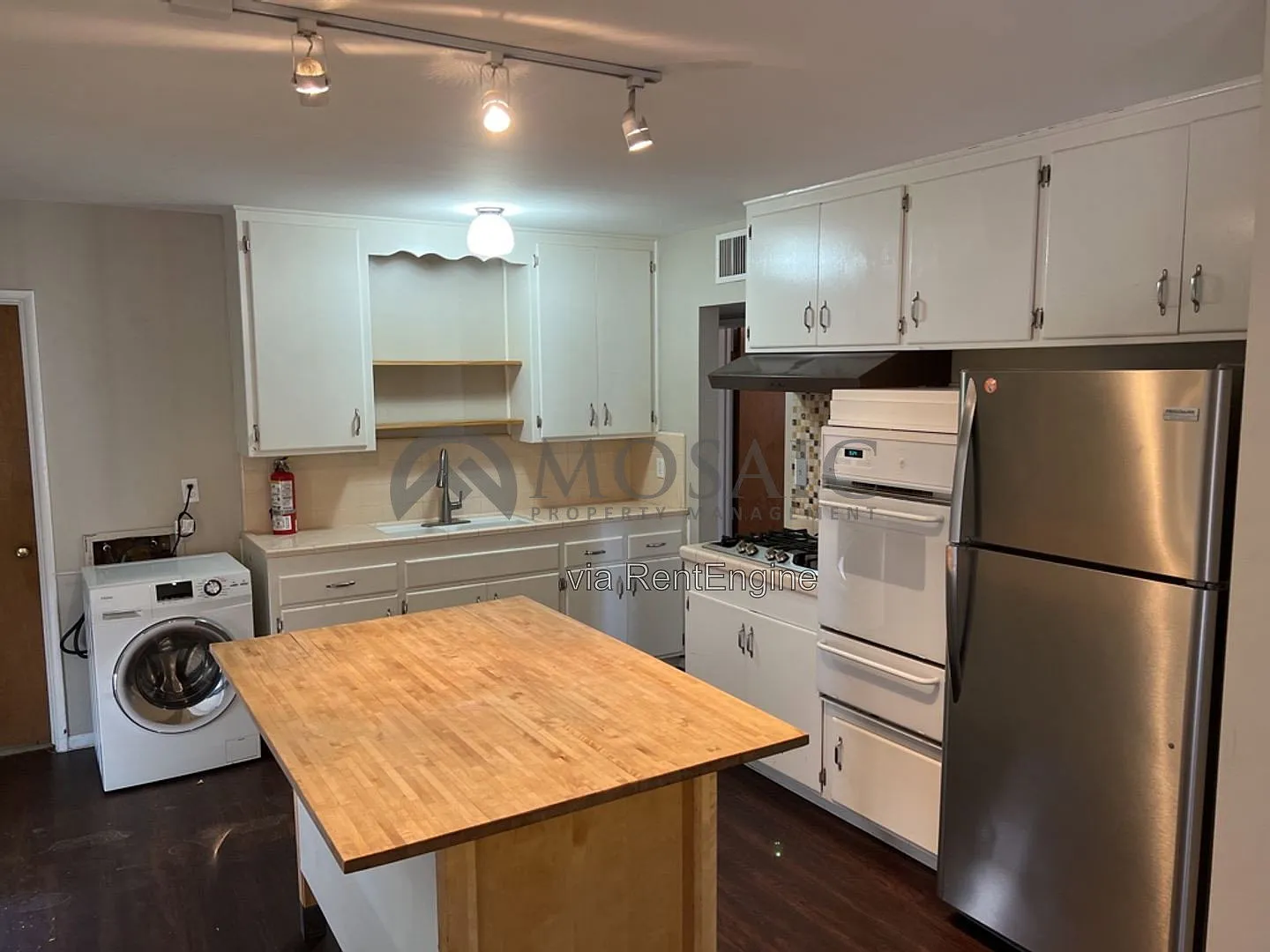 3 bed, 2.0 bath, 1274 sqft, $2,050 — Photo 2