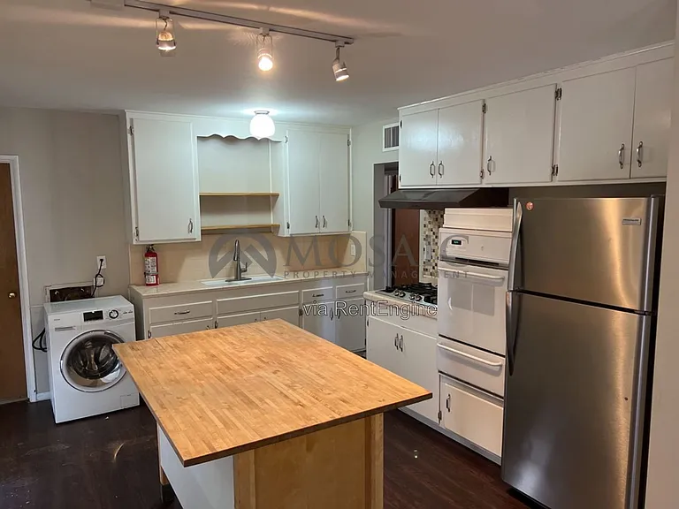 921 W 19th St — Photo 2