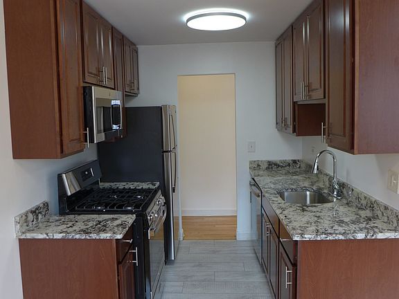 5th image of 5633 N Winthrop Ave APT 405