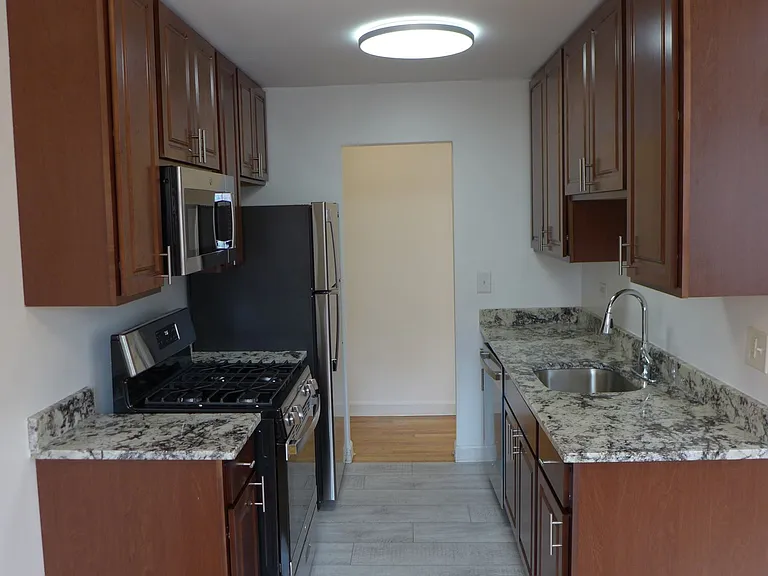 Winthrop Suites Apartments — Photo 12
