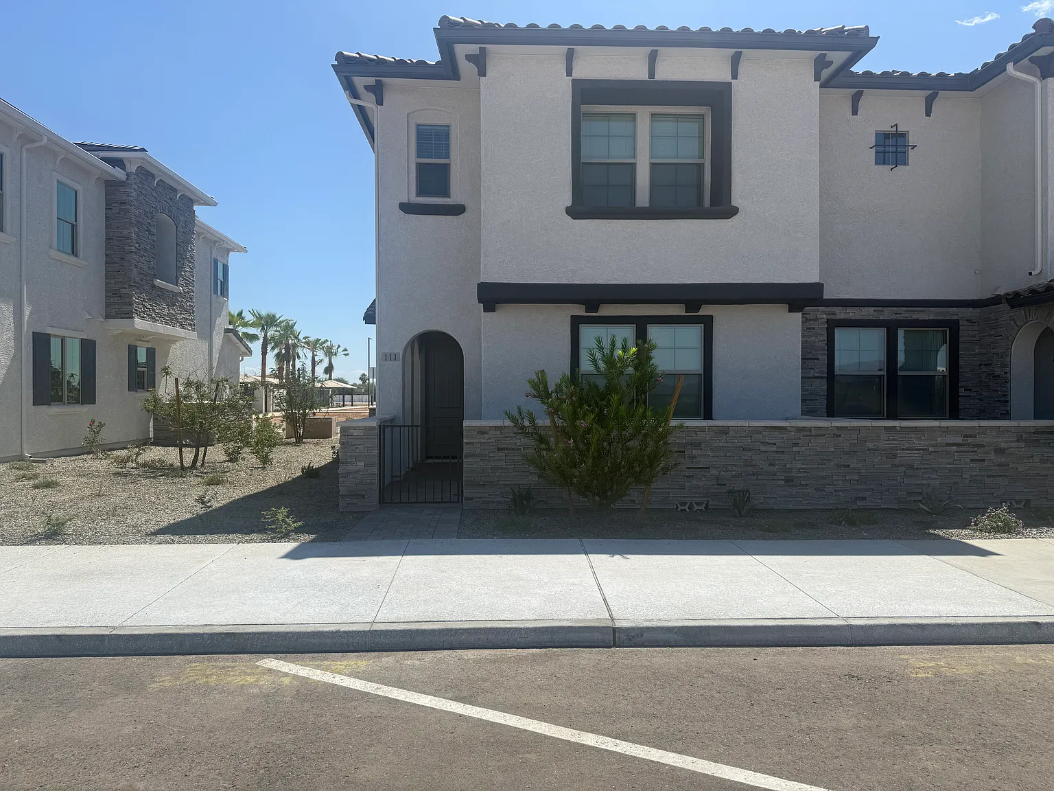 3 bed, 2.5 bath, 1607 sqft, $900 — Photo 1