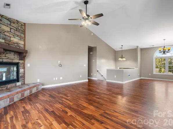 5395 Stonegate Farm Dr, Granite Falls, NC 28630