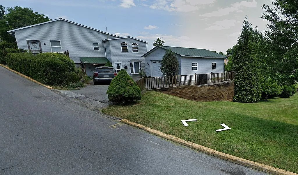 209 E High St photo 1