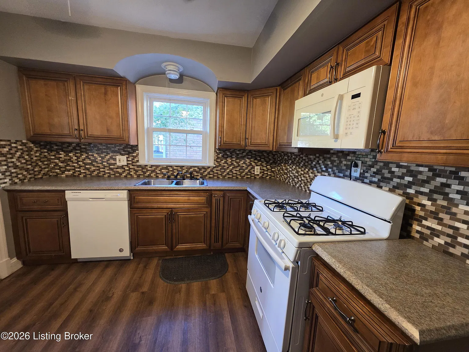 4 bed, 2.0 bath, 3748 sqft, $2,500 — Photo 4