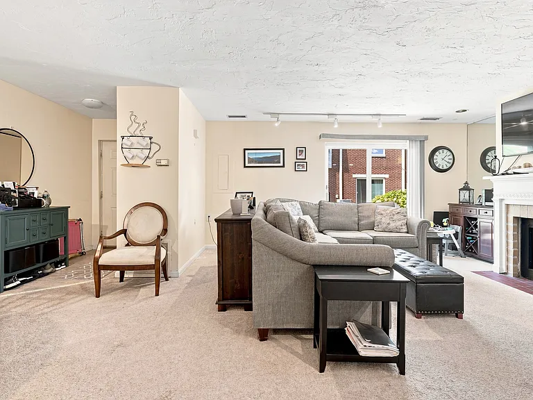 150 Quincy Shore Dr #17 — Photo 3