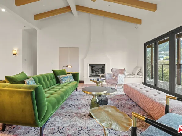 2835 Oak Point Dr, Los Angeles, CA 90068