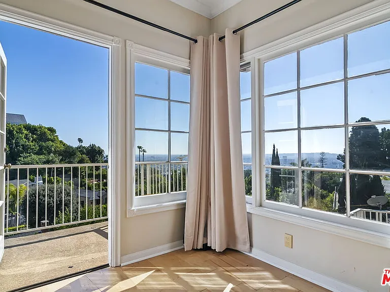 1478 Sunset Plaza Dr — Photo 14