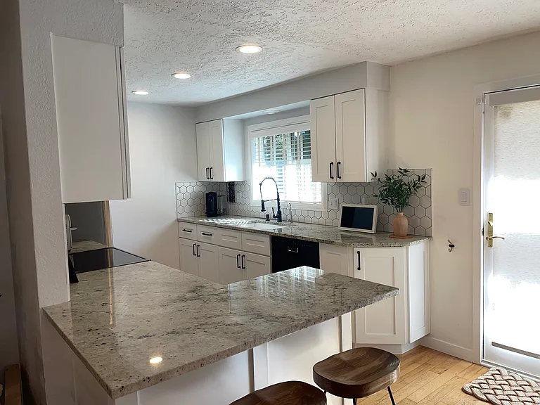 1237 E Victory Rd — Photo 5