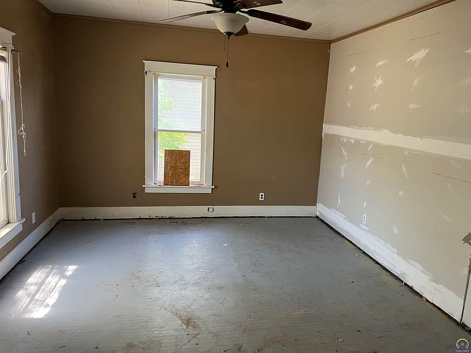 512 Main St, Sabetha, KS 66534 MLS 228974 Zillow