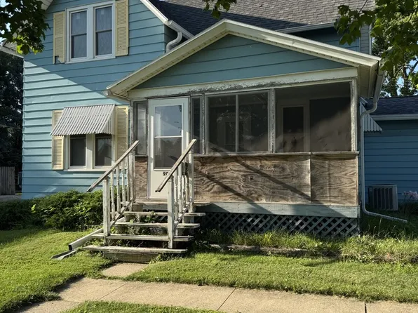902 W 7th St, Sterling, IL 61081