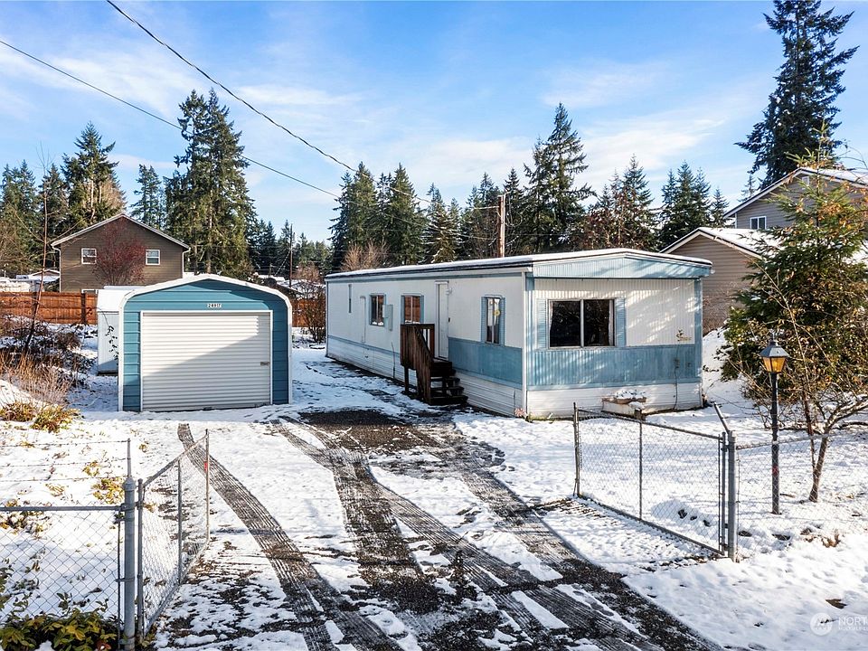 Front of home w/1 car det gar w/work space. Gated entry and fully fenced level lot.>