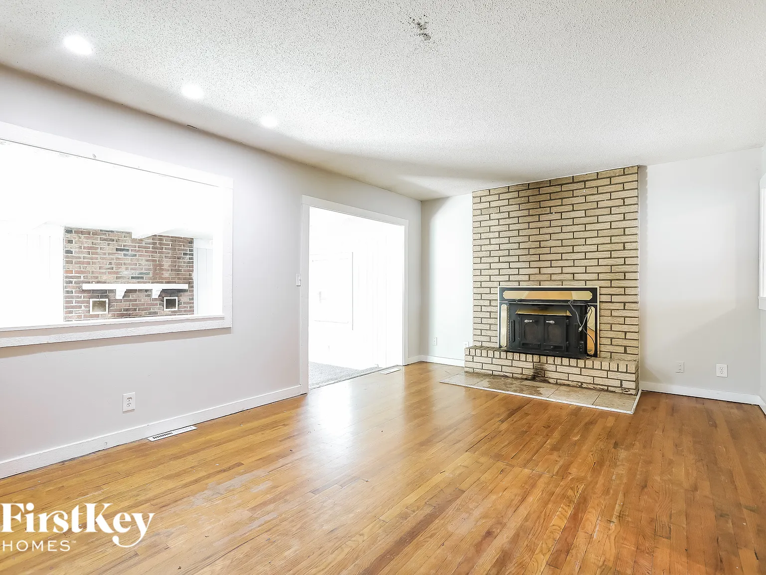 3 bed, 2.0 bath, 1294 sqft, $1,910 — Photo 3
