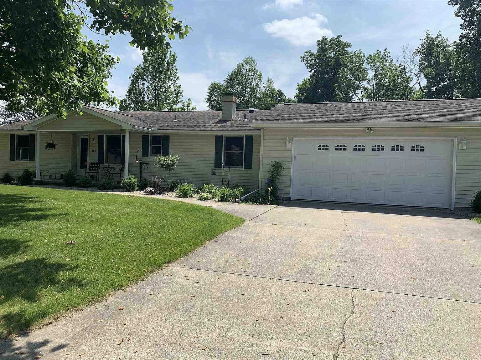 1604 Hillcrest Dr photo 1