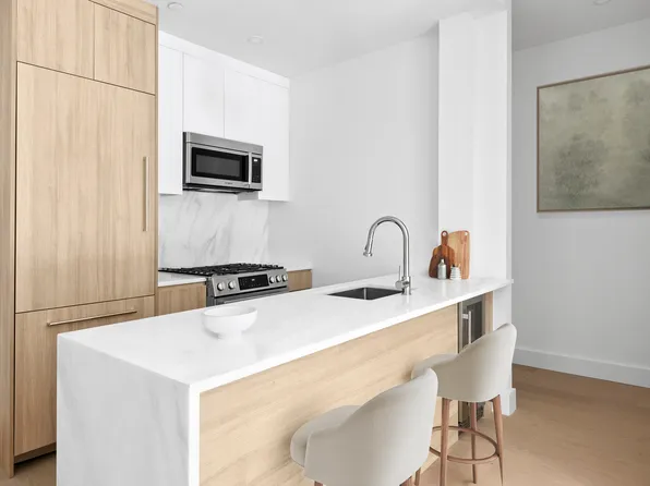 184 Hawthorne Street image 3 of 9