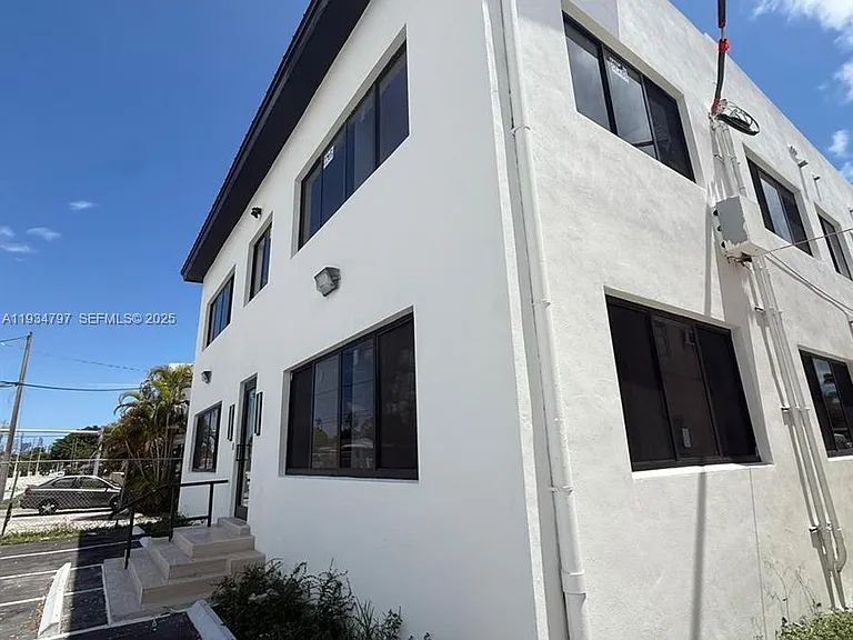 2436 SW 7th St #1 — Photo 15
