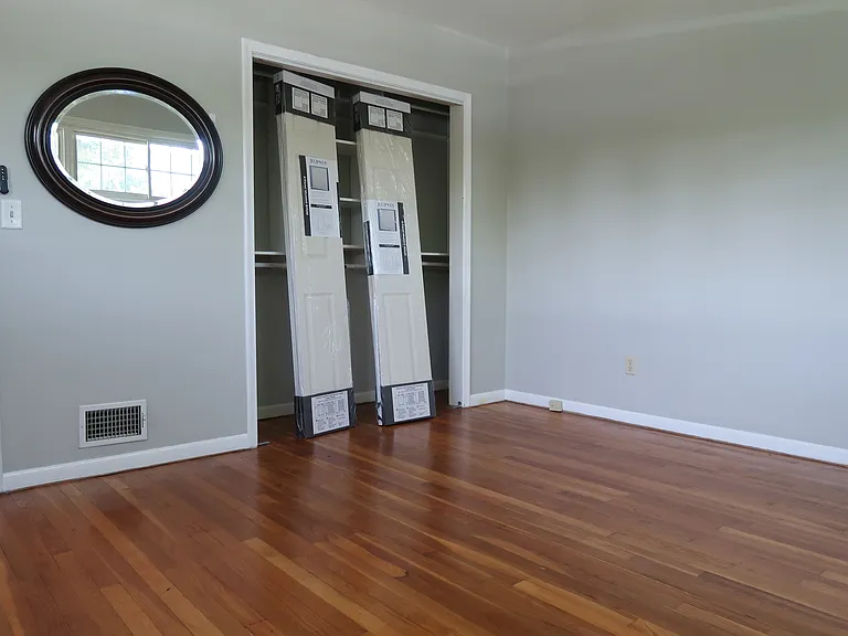 929 Kenmoor Ave SE — Photo 5