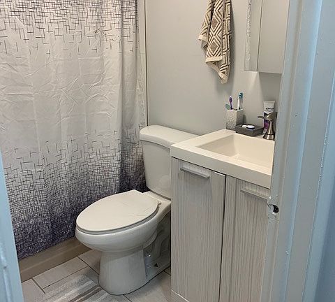 4th image of 1716 W Greenleaf Ave APT 1N