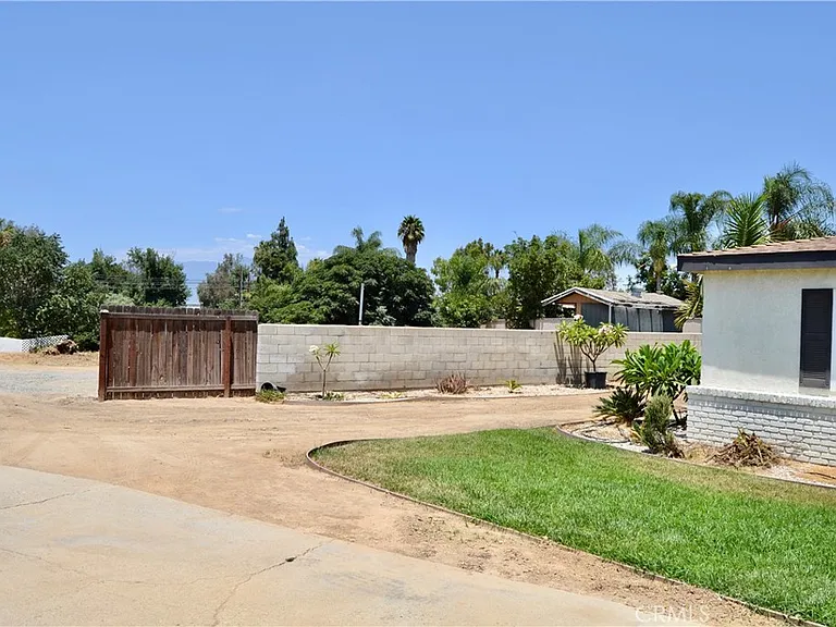 894 N Orange St — Photo 11