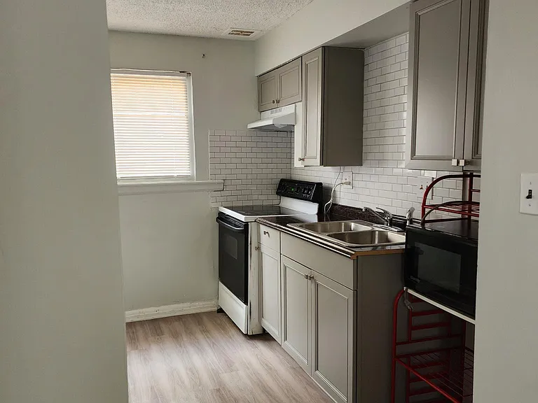 2815 Parallel Pkwy #1 — Photo 2