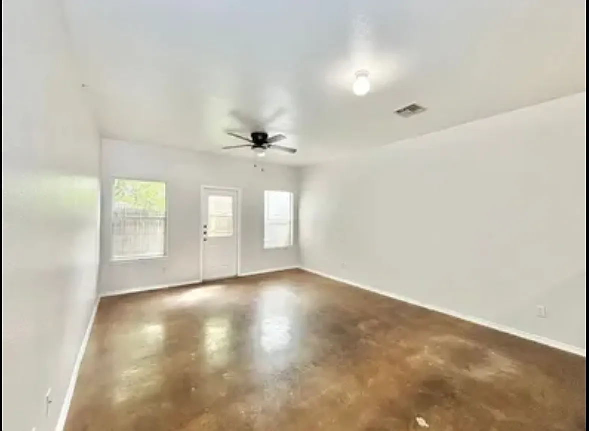 3 bed, 2.5 bath, 1420 sqft, $1,300 — Photo 2