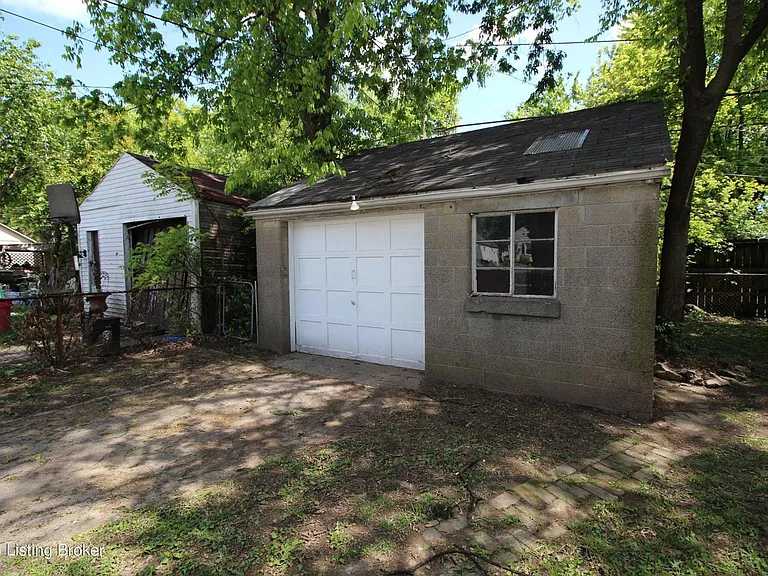 2421 Lindbergh Dr — Photo 16