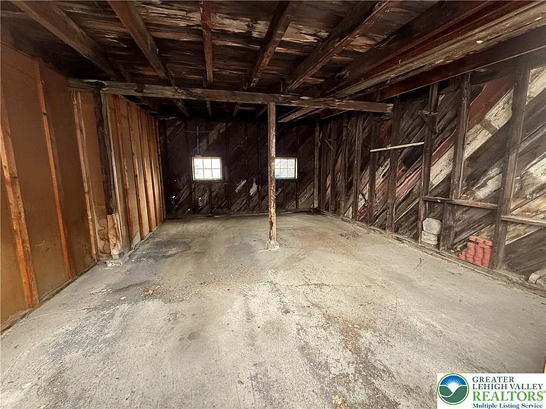 170 S Whitfield St — Photo 4