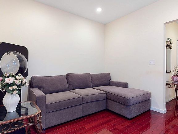 4th image of 2440 Amsterdam Ave APT 4E