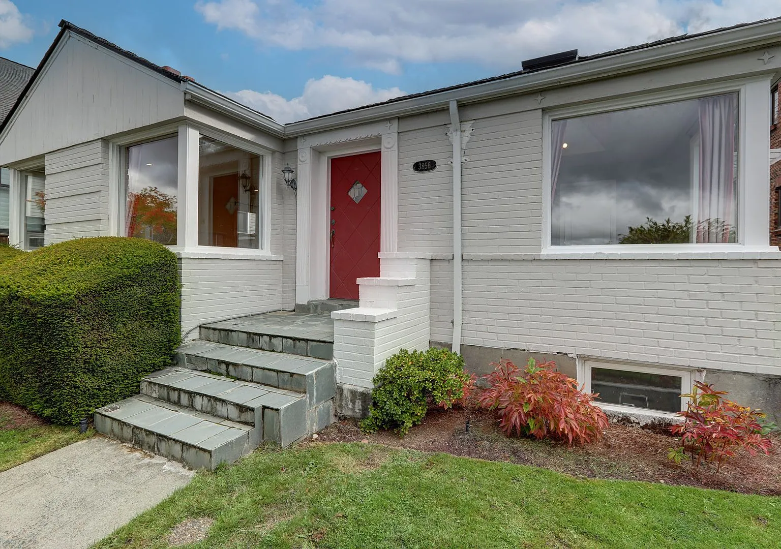 Unique Laurelhurst 3 Bedrooms with 2 Bathrooms Home Close to UW! — Photo 1