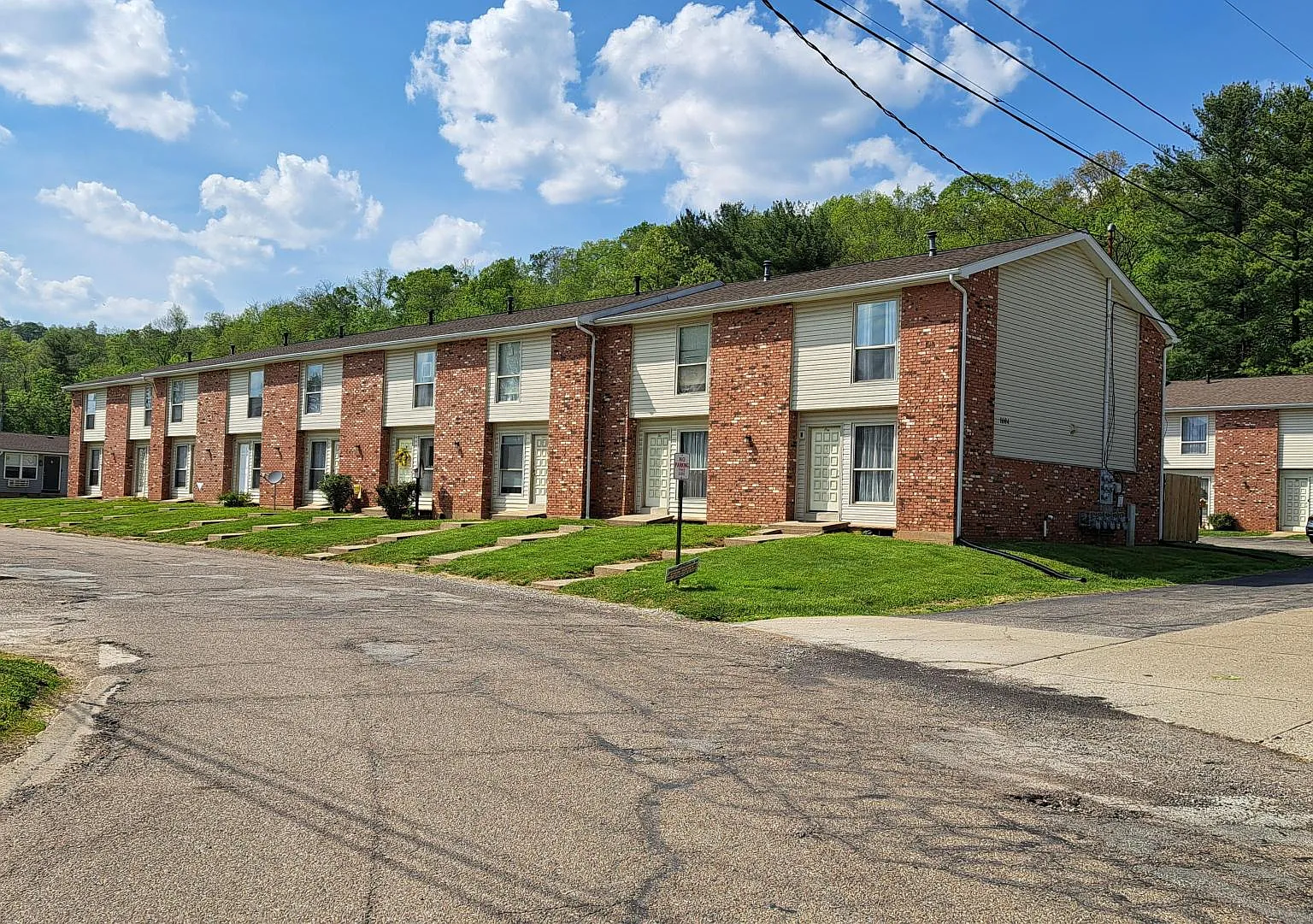 Evergreen Apartments & Townhouses in Belpre, OH — Photo 2