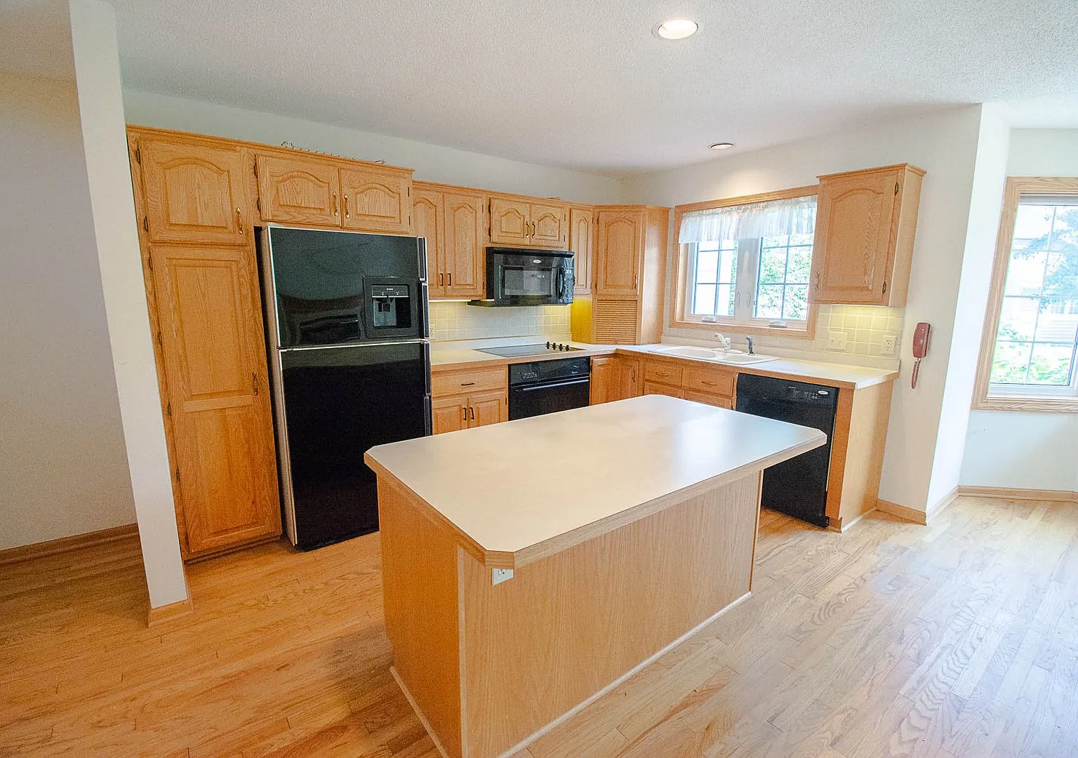 Beautiful Townhome in an Established Neighborhood — Photo 2