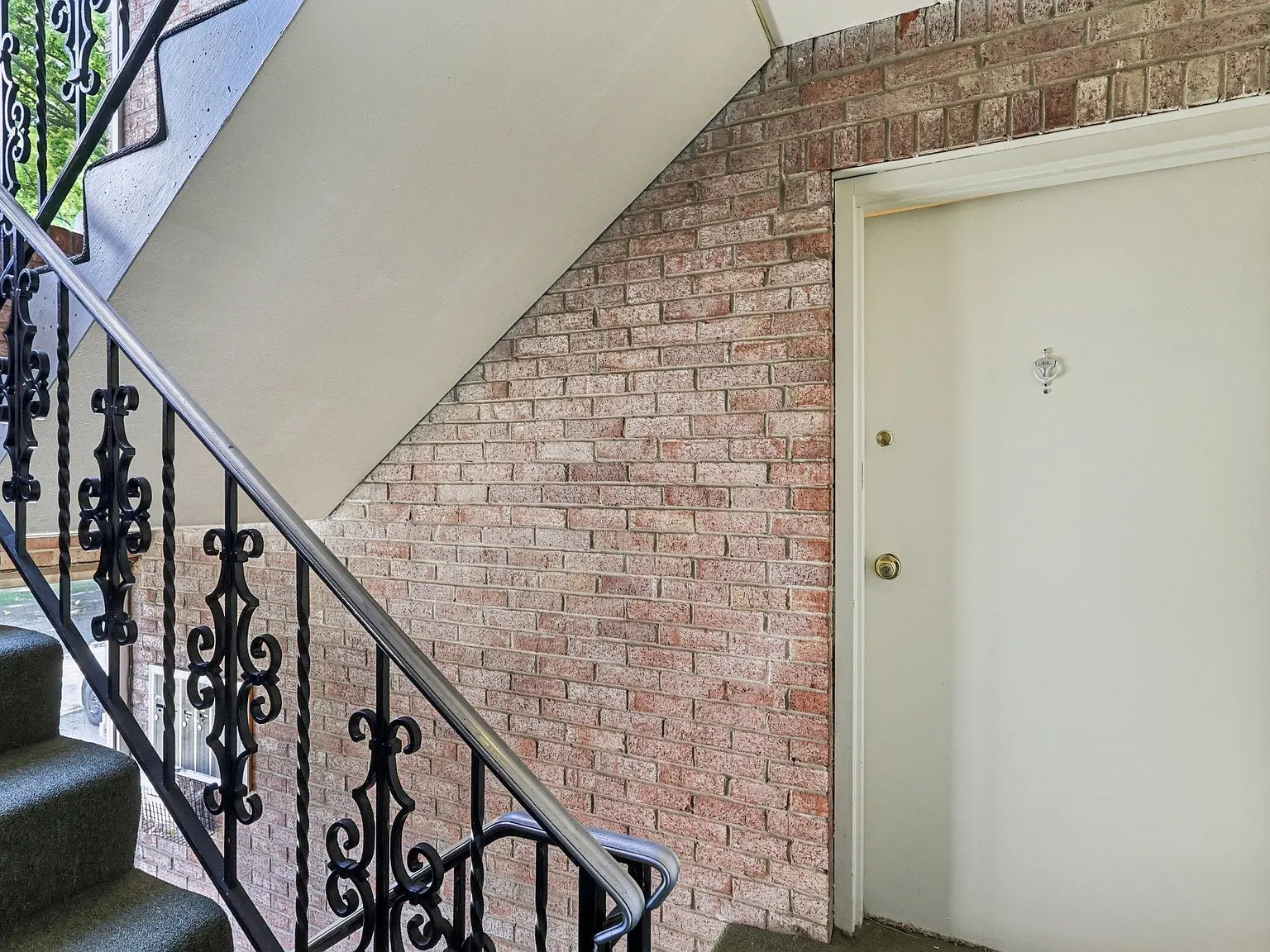 Roberta Gardens Apartments — Photo 4