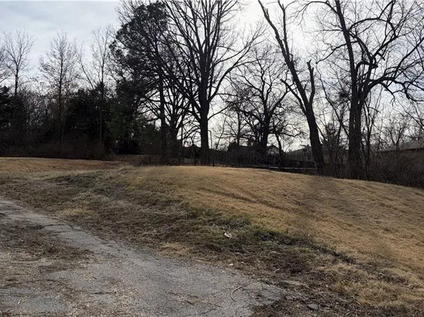 407 Maple St, Leavenworth, KS 66048