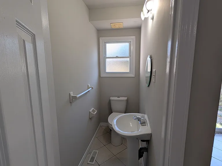 61 Ashley Cres — Photo 9