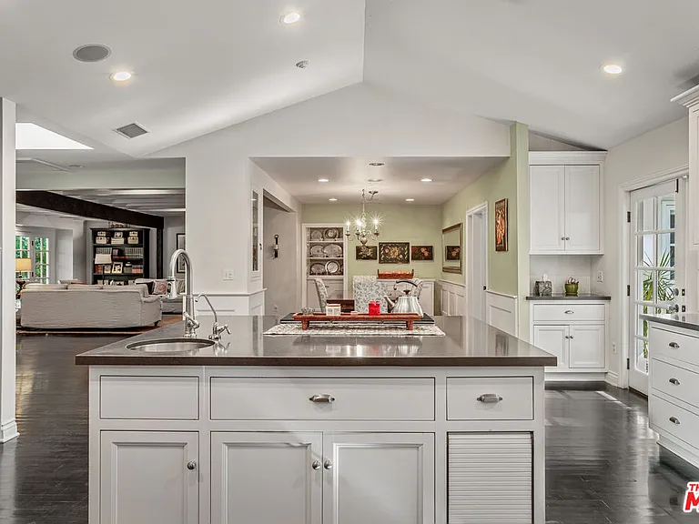 4537 Agnes Ave — Photo 10