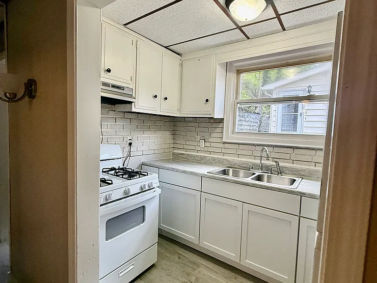 248 Derby St — Photo 13